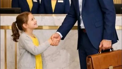 طفلة صغيرة بـ فستان أصفر دخلت شركة  إنترناشونال  وبـ تقول أنا جاية مكان ماما في إنترفيو الشغل  واللي حصل بعد كدة خلى الموظفين كلهم مذهولين!
