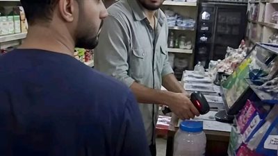 أمضت أمي ثماني سنوات تبكي أمام قبر أخي… حتى مساء الأمس، عندما رأيته يعمل في دكان صغير في بحري.
