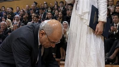 وصلت مريم إلى حفل تخرجها حافية القدمين بعد أن انكسر حذاؤها في الطريق، فضحك بعض زملائها عليها، ولم