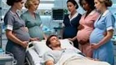 خمس ممرضات يعتنيين برجل وسيم في غيبوبة