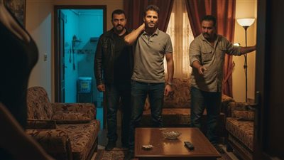رجعت أقف ورا الباب