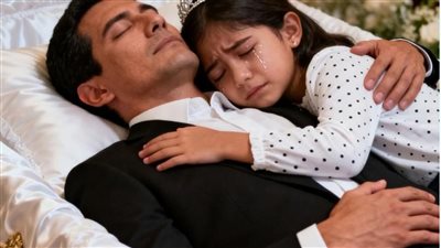 وقفت فتاة تبلغ من العمر 8 سنوات
